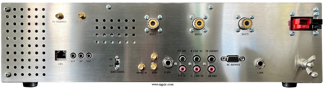 A rear picture of Apache Labs Anan-8000DLE MKII