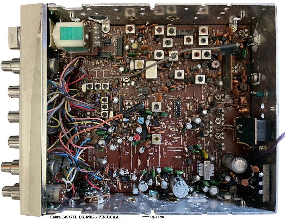 An inside picture of Cobra 148 GTL-DX Mk2 (By Dynascan)