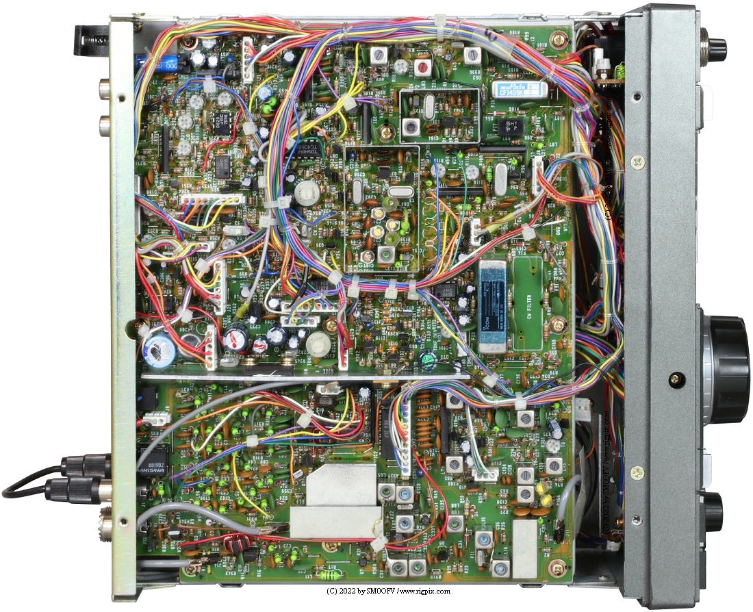 An inside bottom view picture of Icom IC-735