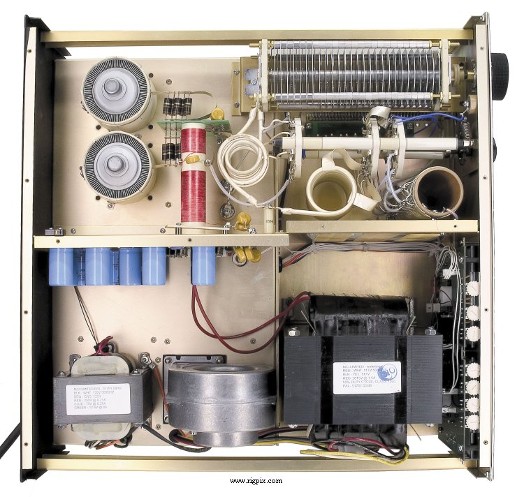 An inside picture of Ten-Tec Titan III (417A)