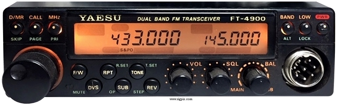 A picture of Yaesu FT-4900