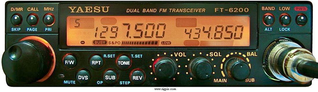 A picture of Yaesu FT-6200