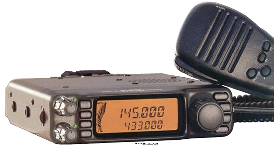 A picture of Yaesu FT-7100M