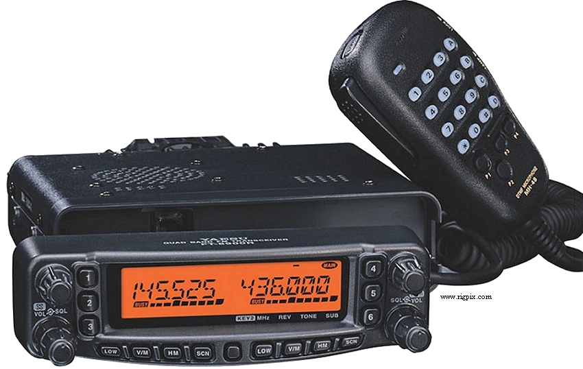 A picture of Yaesu FT-8900R