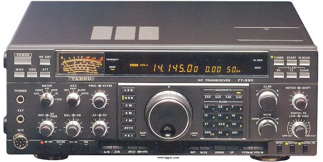 A picture of Yaesu FT-990