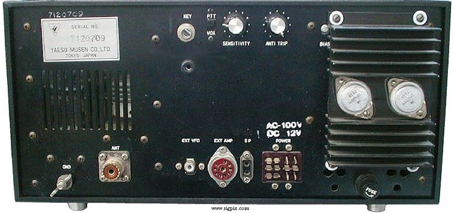 A rear picture of Yaesu FTDX-100