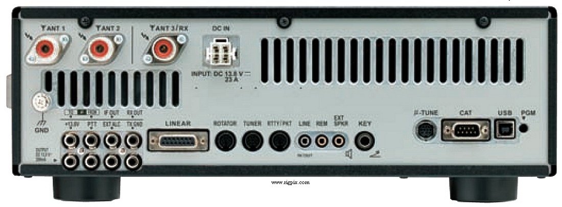 A rear picture of Yaesu FTdx-3000