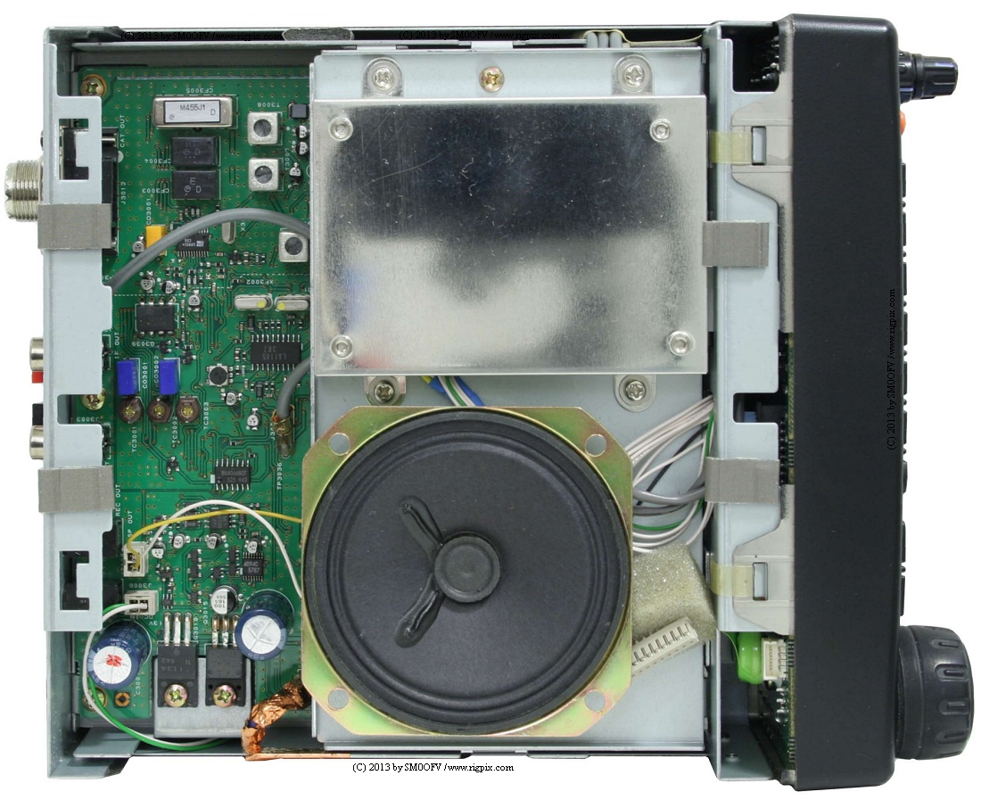 An inside bottom picture of Yaesu VR-5000
